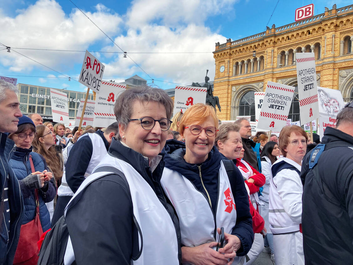 Die Vorsitzende des Bremer Apothekervereins Christiane Lutter (links) mit Ina Bartels vom LAV Niedersachsen. / Foto: PZ/Daniela Hüttemann