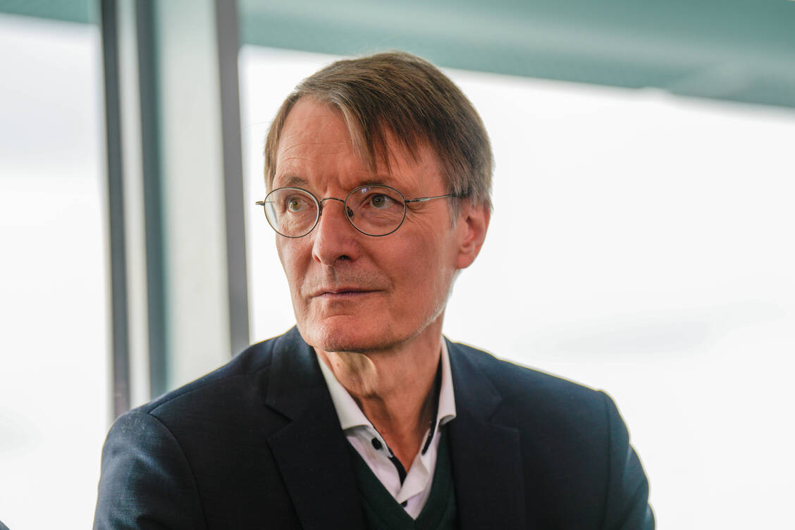 Pleite für Minister Karl Lauterbach (SPD)? Die Apothekenreform verzögert sich erneut. / Foto: IMAGO/Bernd Elmenthaler