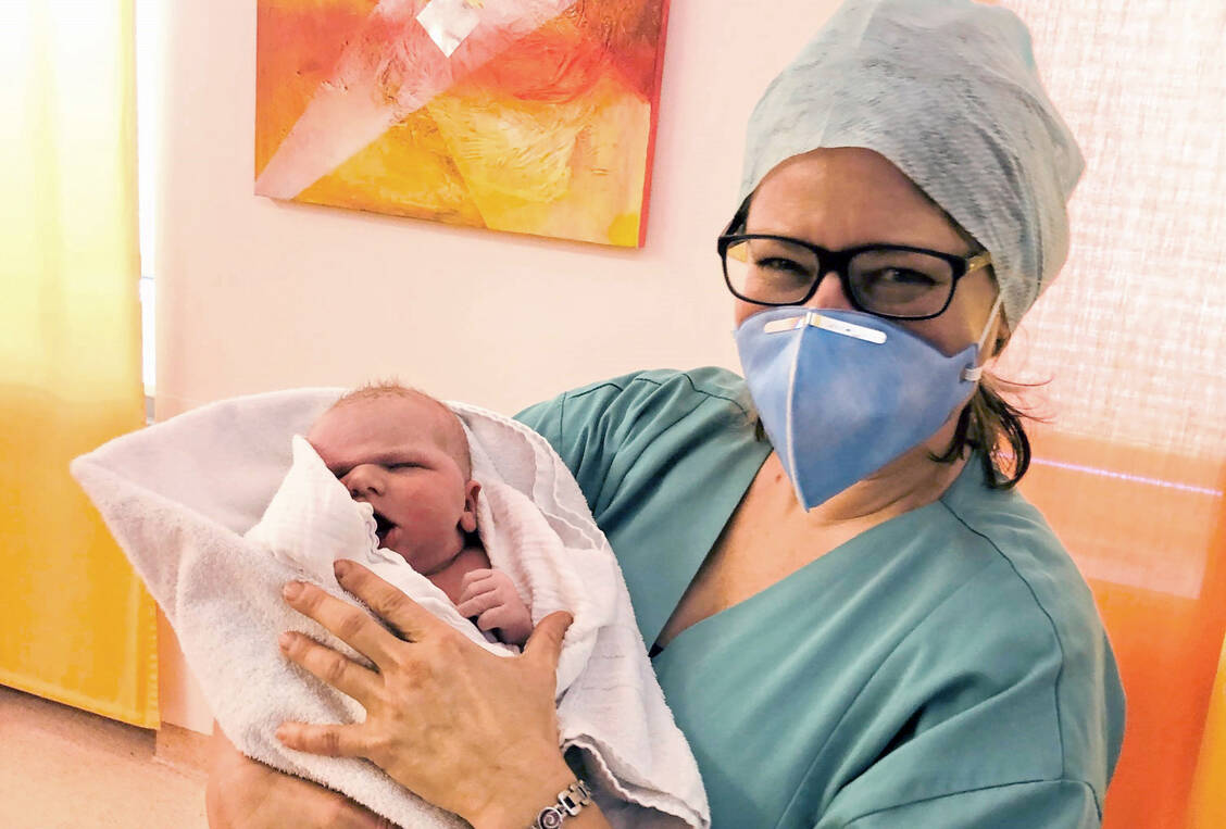 Alles hat gut geklappt: Ein gesundes fittes Baby ist angekommen! / © Klausner