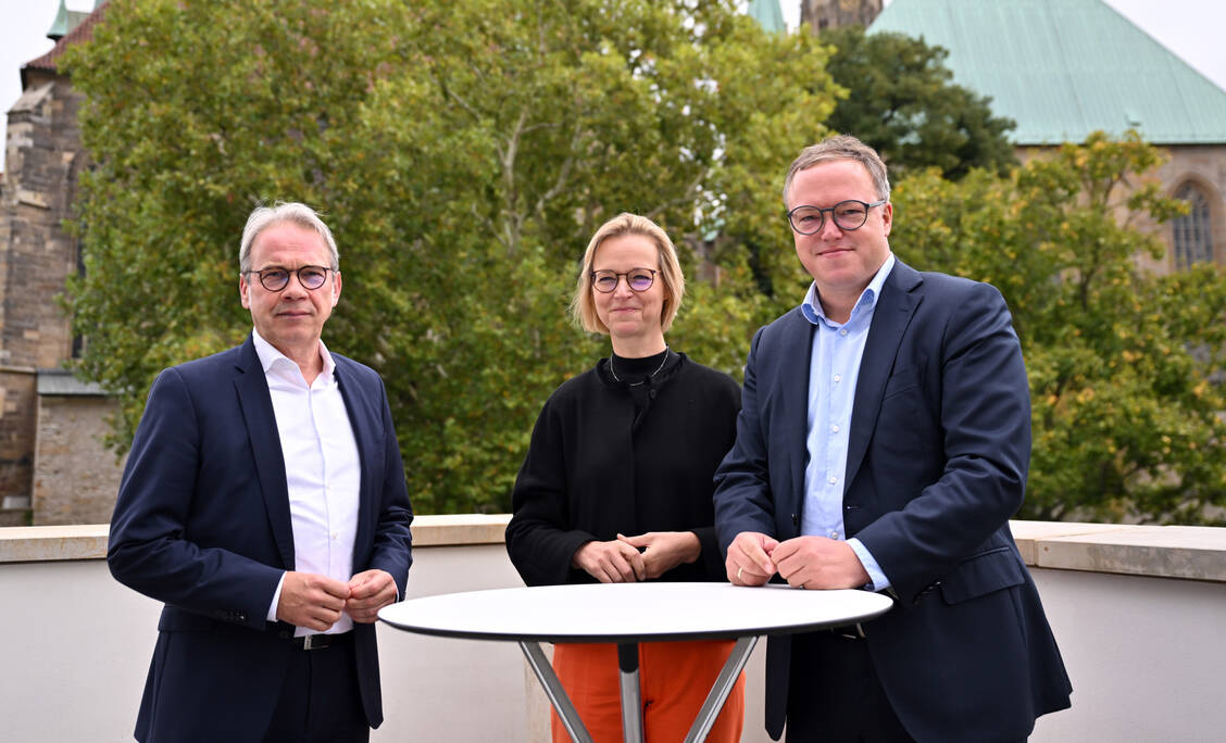 Im Thüringer Koalitionsvertrag von Georg Maier (SPD), Katja Wolf (BSW) und Mario Voigt (CDU) spielen Apotheken eine große Rolle. / © picture alliance/dpa