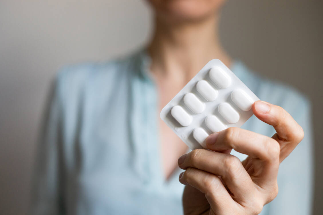 Paracetamol ist in therapeutischen Dosen ein sicheres und gut verträgliches Schmerzmittel. Überdosierungen von Paracetamol zählen aber zu den häufigsten Arzneimittelintoxikationen. / © Getty Images/Basak Gurbuz Derman