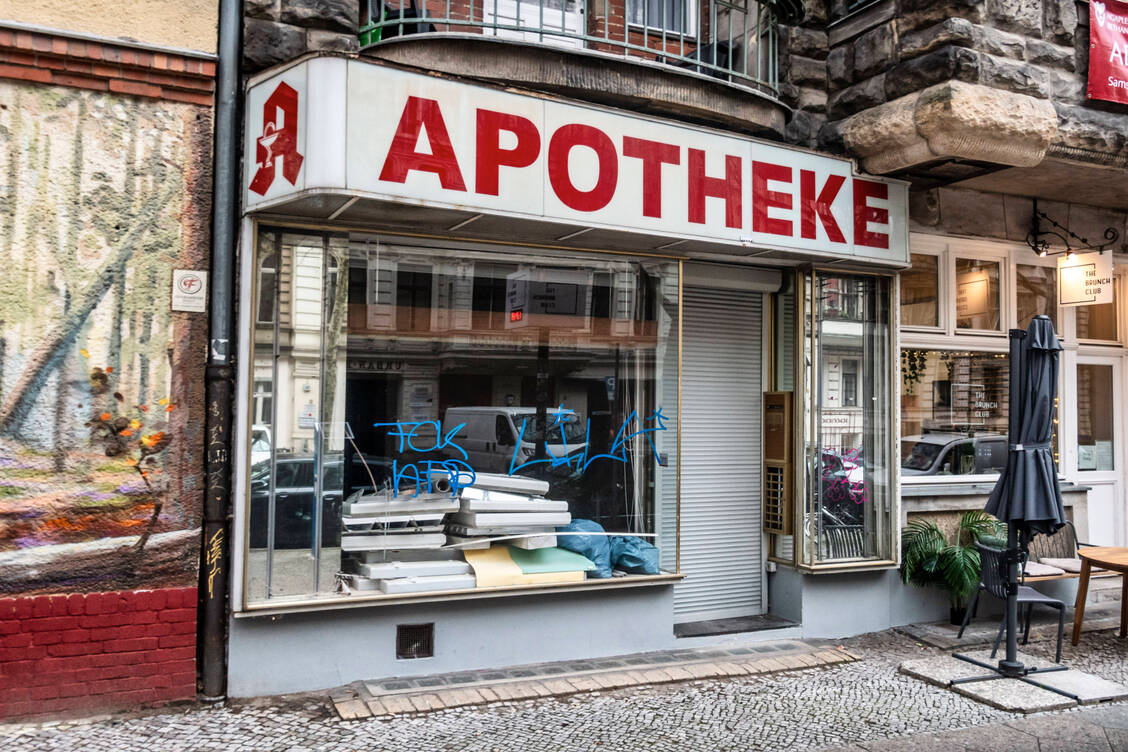 Eine geschlossene Apotheke in Berlin-Kreuzberg.  / © IMAGO/Jürgen Held