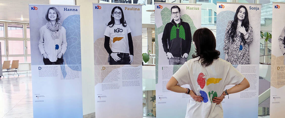 Paulina, ela própria uma receptora de transplante, visita a exposição