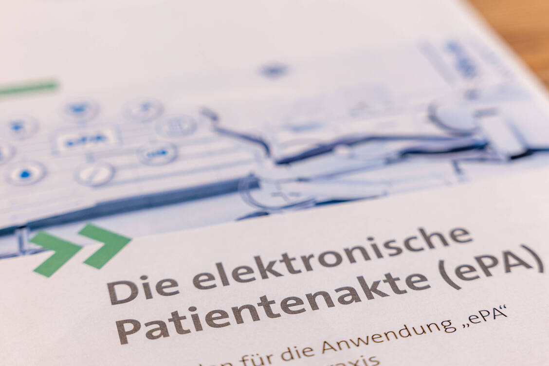 Ab 1. Oktober muss die ePA genutzt werden. / © Imago/onemorepicture