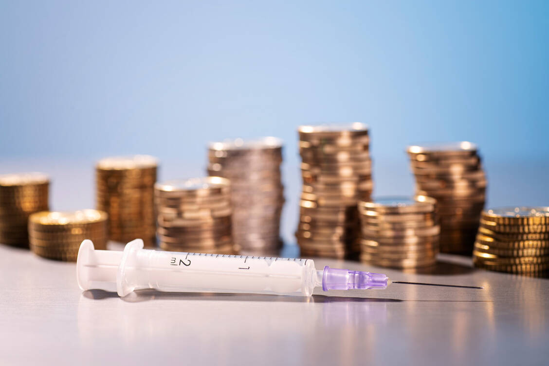»Da es ethisch nicht zu verantworten ist, eine Impfung mit einem neuen Impfstoff verpflichtend zu machen, muss im Falle eines Pandemie-Impfstoff nach Alternativen gesucht werden«, so der Medizinethiker Professor Dr. Julian Savulescu. Er zieht eine Bezahlung in Betracht. / Foto: Getty Images/gopixa