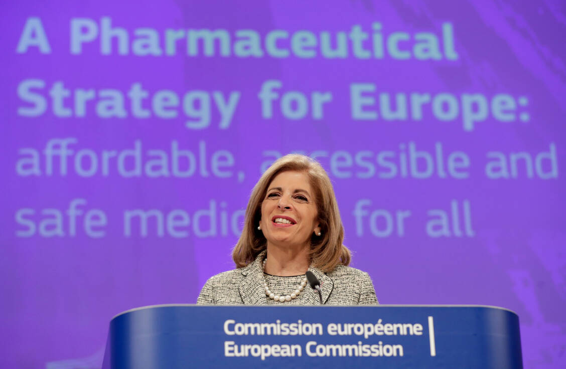 Die EU-Gesundheitskommissarin Stella Kyriakides hat die Strategie der EU-Kommission zur Stärkung des europäischen Pharmamarkts am heutigen Mittwoch in Brüssel vorgestellt. Nun  müssen die einzelnen Vorhaben noch in konkrete Gesetze gegossen werden. / Foto: picture alliance / REUTERS | POOL New