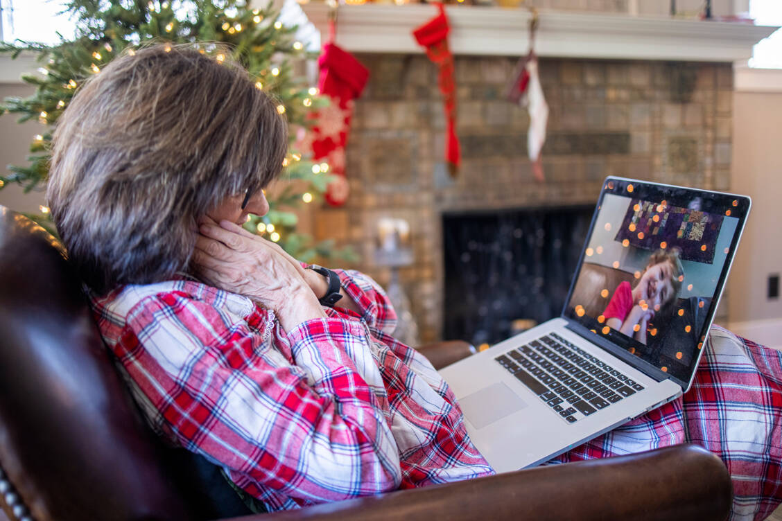 Direkte Kontakte sollen dieses Jahr auch an Weihnachten so stark wie möglich reduziert werden. / Foto: Getty Images/adamkaz