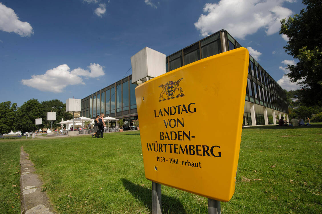 Wer sitzt die nächsten fünf Jahre  in der Landesregierung? Die jeweiligen Gewinner aus den 70 Wahlkreisen ziehen direkt in den Stuttgarter Landtag ein.  / Foto: picture alliance / imageBROKER