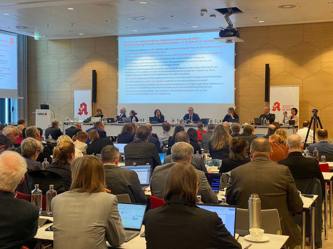 Außerordentliche Versammlung: Die ABDA-Mitglieder haben heute in Berlin ein politisches Zeichen gesetzt. / © PZ