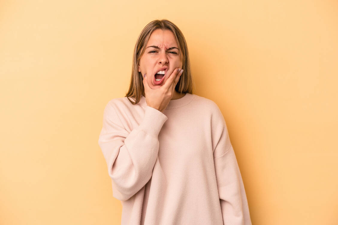 Wenn Mundsoor richtig schmerzhaft wird, sollte ein Arzt draufschauen. / © Adobe Stock/Asier