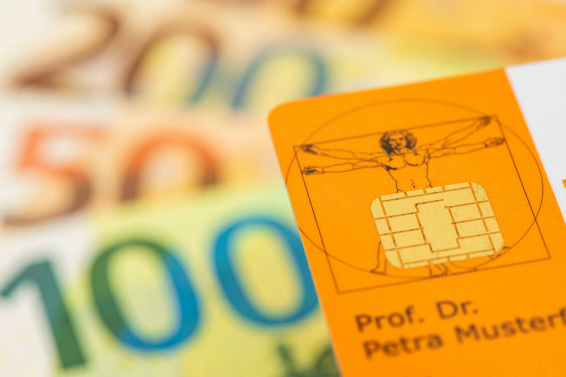 Gesundheitsministerin Nina Warken (CDU) plant einschneidende Sparmaßnahmen. für die Gesetzliche Krankenversicherung. / © IMAGO/Wolfilser