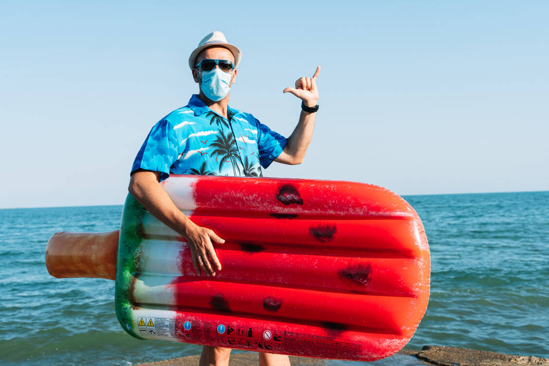 Die Maske wird wohl auch diesen Sommer das Accessoire des Jahres bleiben. / Foto: Getty Images/Carles Navarro Parcerisas