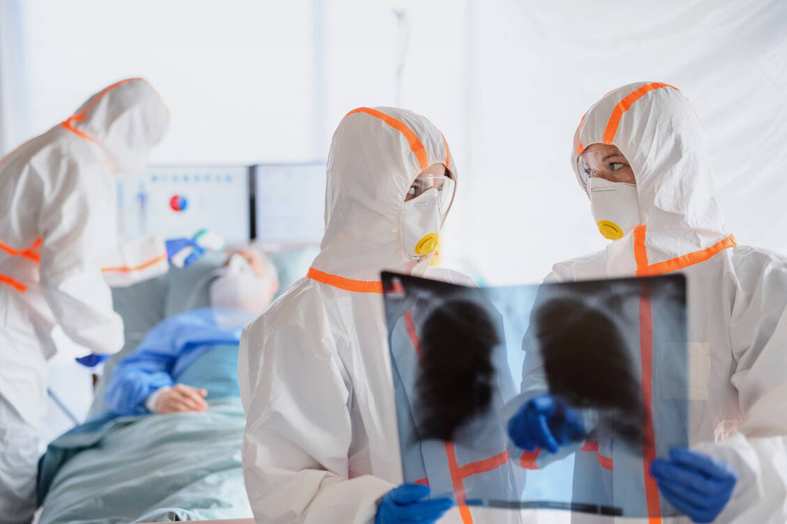 Für die Behandlung schwer erkrankter Covid-19-Patienten im Krankenhaus werden viele verschiedene Wirkstoffe getestet, unter anderem Substanzen aus der Klasse der Januskinase-Inhibitoren. / Foto: Adobe Stock/Halfpoint