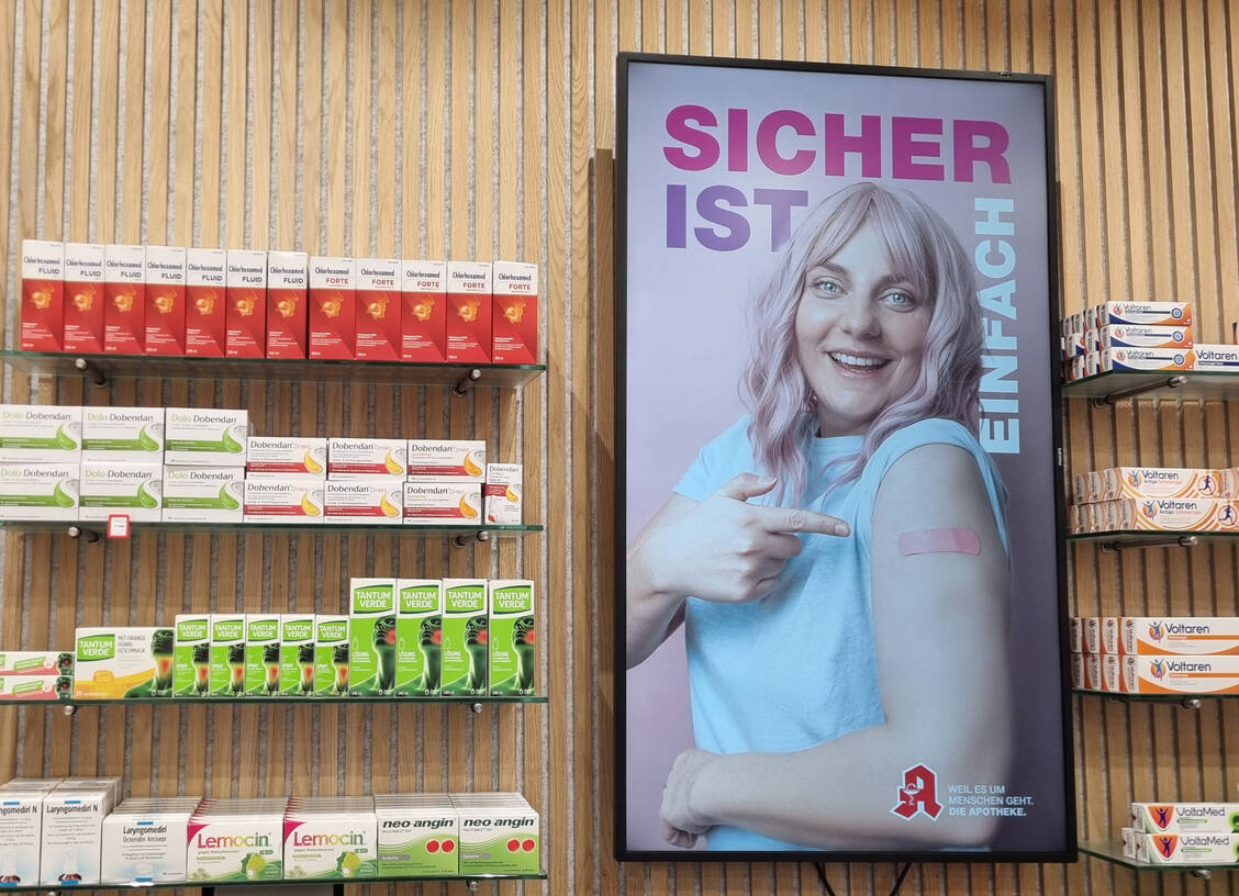 Ab dem Herbst geht es wieder los mit den Grippe- und Coronaimpfungen in den Apotheken. Dann könnte es nahtlos übergehen in das ganzjährige Impfen gegen FSME, Tetanus, Gürtelrose und andere Erkrankungen, für die es Totimpfstoffe gibt. / © PZ/Daniela Hüttemann