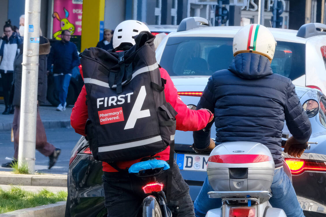 In immer mehr Städten sind Kuriere von Apothekenlieferdiensten unterwegs. Zu ihrem Geschäftsprinzip gehört die Kooperation mit Vor-Ort-Apotheken. Diese sind laut einer Umfrage aber gar nicht so interessiert an einer Zusammenarbeit. / Foto: IMAGO/Michael Gstettenbauer