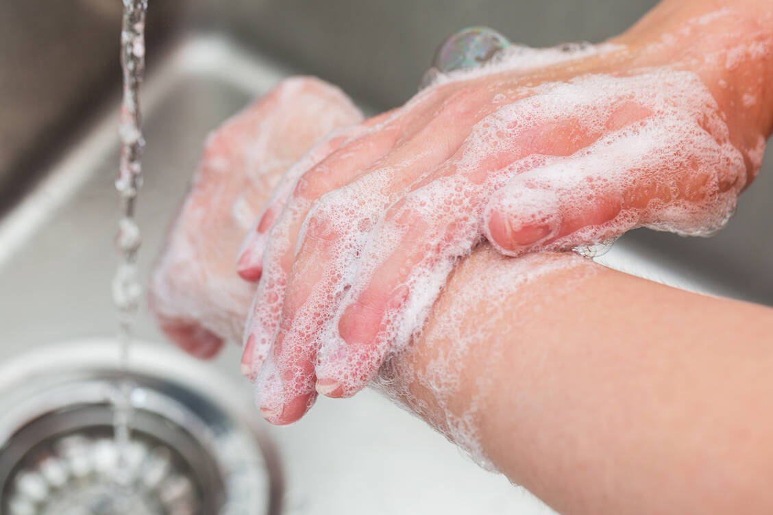Beim Umgang mit Affenpockeninfizierten ist auf konsequente Händehygiene zu achten.  / Foto: Adobe Stock/rcfotostock