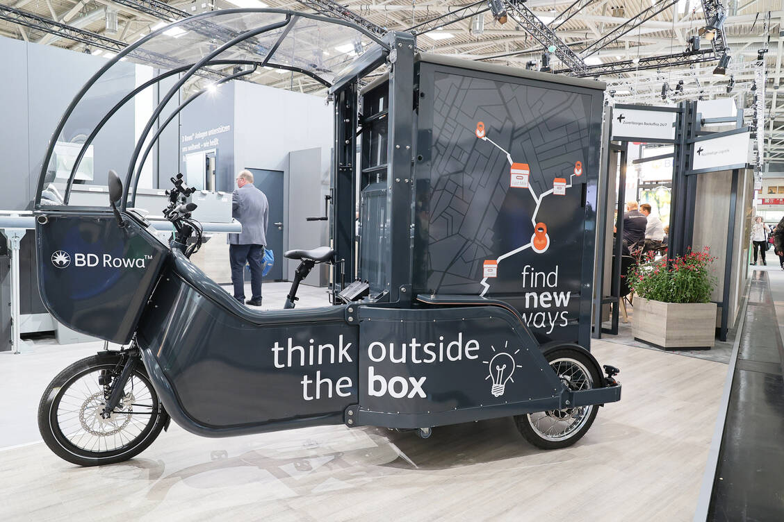 Für eine »green last mile«: Ein Lastenfahrrad für Botendienste war auf dem Stand von BD Rowa auf der Expopharm in München ausgestellt.  / Foto: PZ/Alois Müller