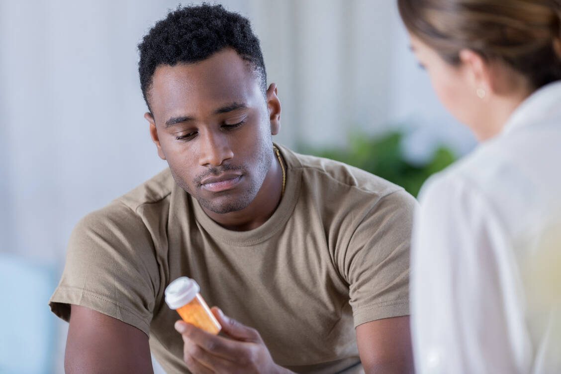 Antidepressiva helfen nur, wenn der Patient sie täglich nimmt. Dazu sollte er immer wieder mit guten Argumenten ermuntert werden. / Foto: iStock/Steve Debenport