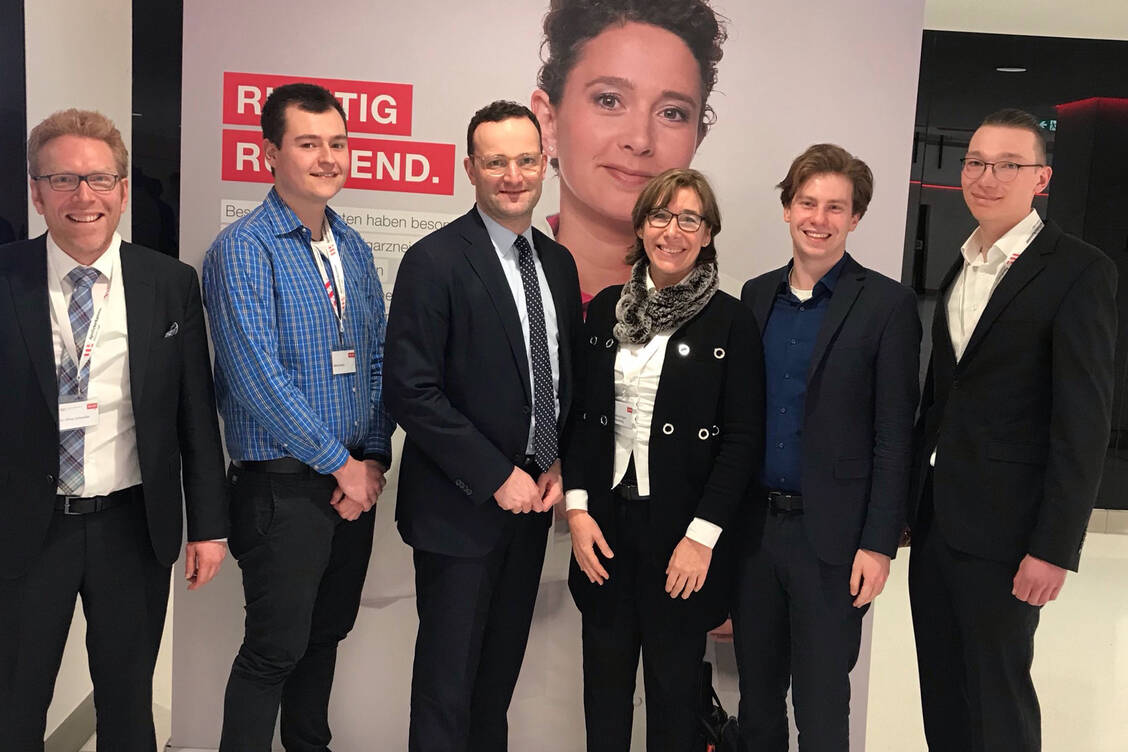 Am Rande des westfälisch-lippischen Apothekertags hatten drei Vertreter des BPhD, darunter Präsident Max Willie Georgi (zweiter von rechts), die Gelegenheit, Bundesgesundheitsminister Jens Spahn (Mitte) ihre Vorschläge zur Änderung der Approbationsordnung zu erläutern. Unterstützt wurden sie dabei von AKWL-Präsidentin Gabriele Regina Overwienig und AKWL-Aus- und Fortbildungsleiter Dr. Oliver Schwalbe (links). / Foto: BPhD