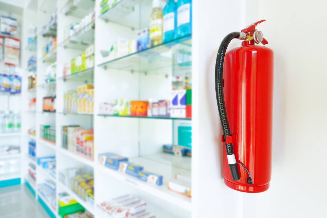 Öffentliche Apotheken müssen ihre Teams in Sachen Brandschutz schulen. Gelernt und geübt werden muss etwa das richtige Verhalten im Brandfall sowie der Umgang mit Feuerlöschern. / Foto: Adobe Stock/nukies1234
