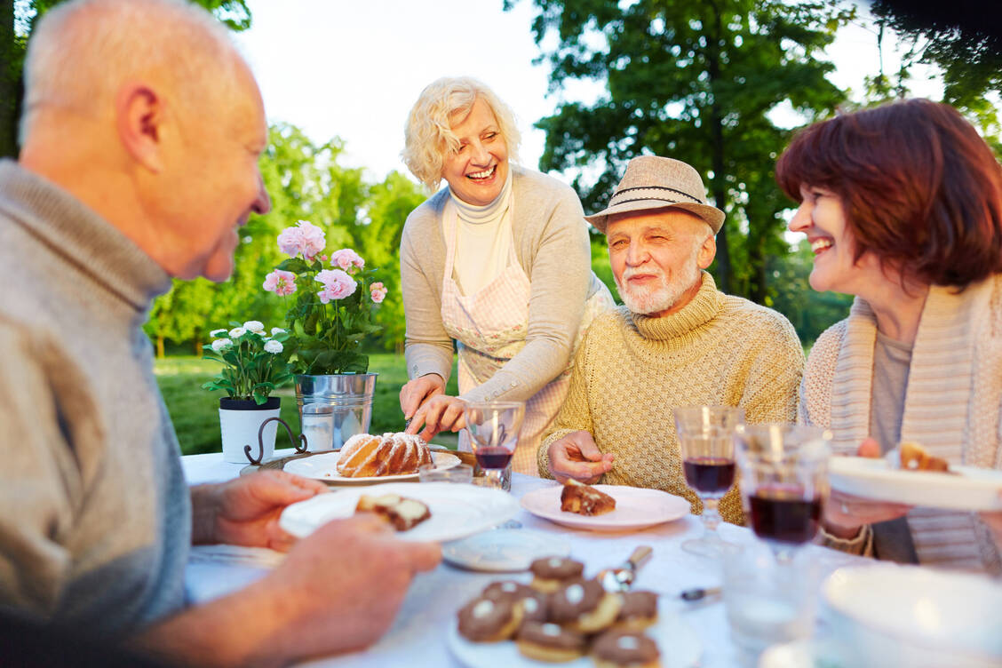 Essen und Trinken sind viel mehr als bloße Nahrungsaufnahme. Geselligkeit, Freude, Genuss und Wohlbefinden sind mindestens ebenso wichtig. / Foto: Adobe Stock/Robert Kneschke