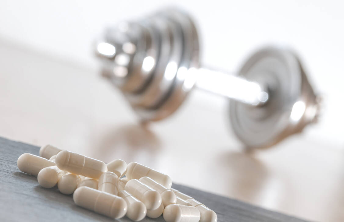SARM sollen laut Influencern in den sozialen Medien die sportliche Leistung steigern. Vor den möglichen Gefahren wie sexuelle Dysfunktion, Hodenschrumpfung und Leberversagen wird dabei meist nicht gewarnt. / Foto: Adobe Stock/Jamrooferpix