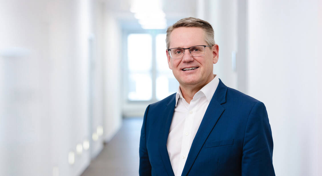 Wird ein Stada-Verkauf bereits sondiert? Der Vorstandsvorsitzende Peter Goldschmidt deutete etwas in der Richtung an. Bei einem möglichen Börsengang könnte das Unternehmen zehn Milliarden Euro und mehr wert sein.  / Foto: Angelika Zinzow