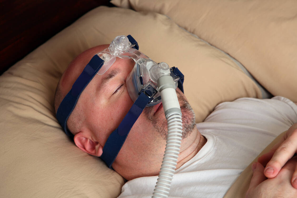 Übergewicht ist ein signifikanter Risikofaktor für die Entwicklung einer obstruktiven Schlafapnoe. Eine Gewichtsreduktion kann den Krankheitsverlauf positiv beeinflussen. In zwei aktuellen Studien zeigte das Anti-Adipositas-Mittel Tirzepatid vielversprechende Ergebnisse. / Foto: Adobe Stock/Amy Walters