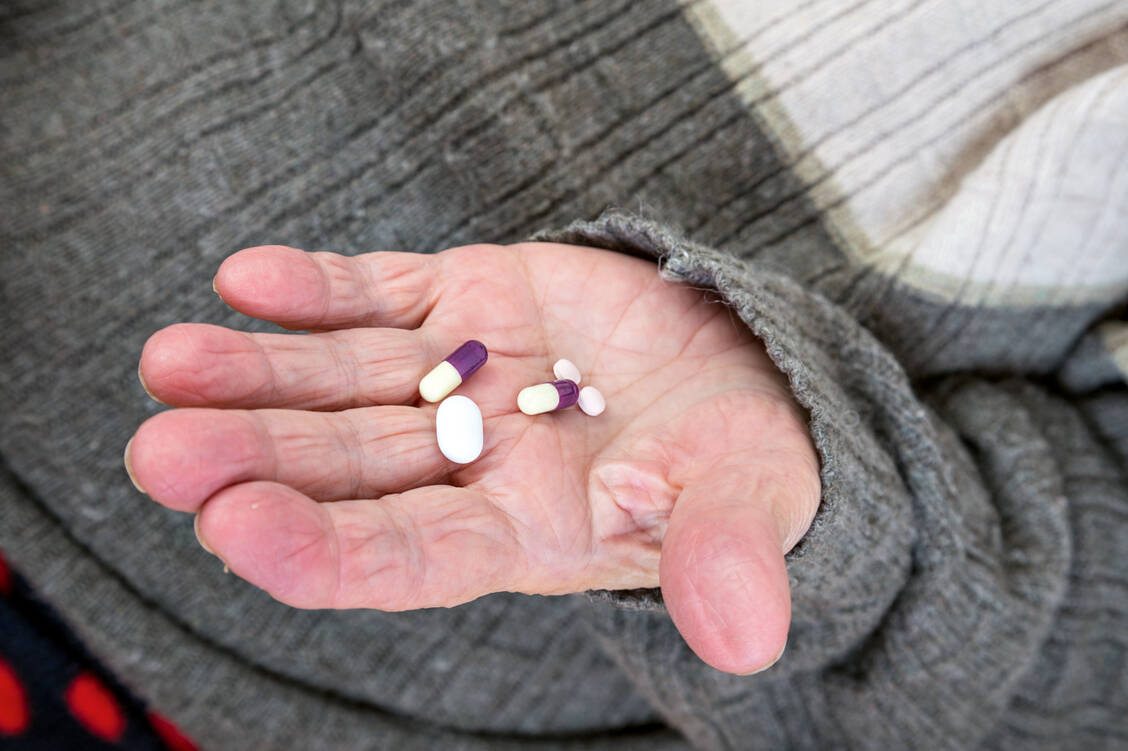Polymedikation birgt viele Risiken für Senioren. Eine Medikationsanalyse hilft, potenziell ­delirogene Arzneistoffe aufzuspüren. / Foto: Shutterstock/berna namoglu