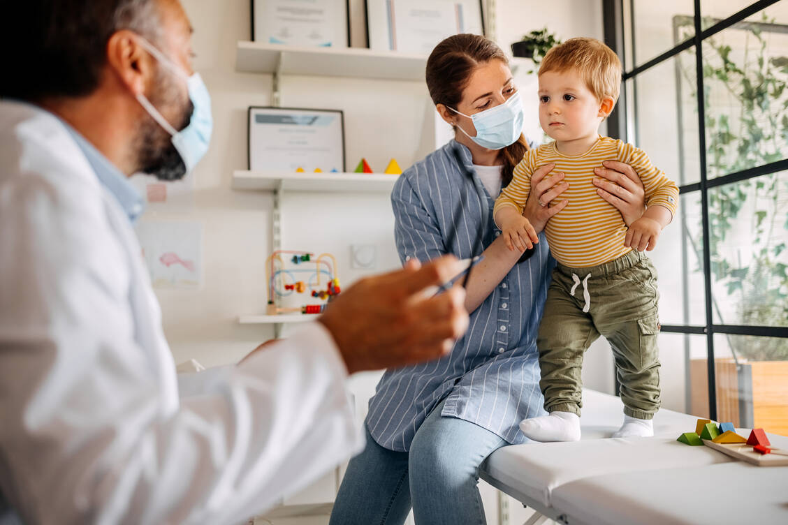 Bislang wird die jährliche Grippeimpfung nur Kindern mit chronischen Erkrankungen empfohlen. Die flächendeckende Impfung der Kinder könnte jedoch auch einen größeren Herdenschutz bewirken. / Foto: Getty Images/mixetto