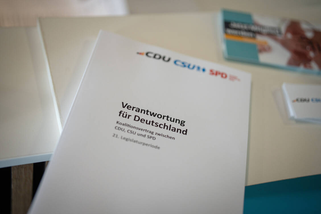 Auf dem Deutschen Krebskongress 2026 wurde Bilanz der schwarz-roten Koalition gezogen.  / © IMAGO/Chris Emil Janßen