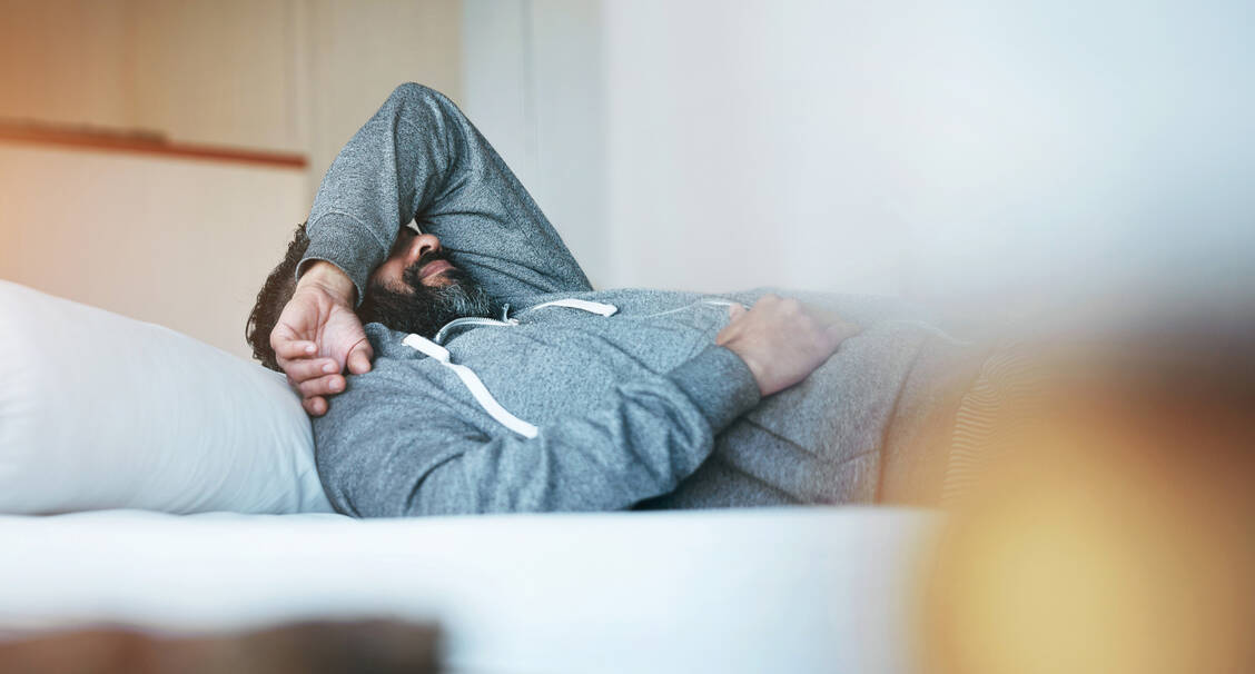 Die Fatigue ist eine anhaltende körperliche und geistige Erschöpfung, die sich auch durch Schlaf kaum bessert. / © Shutterstock/PeopleImages