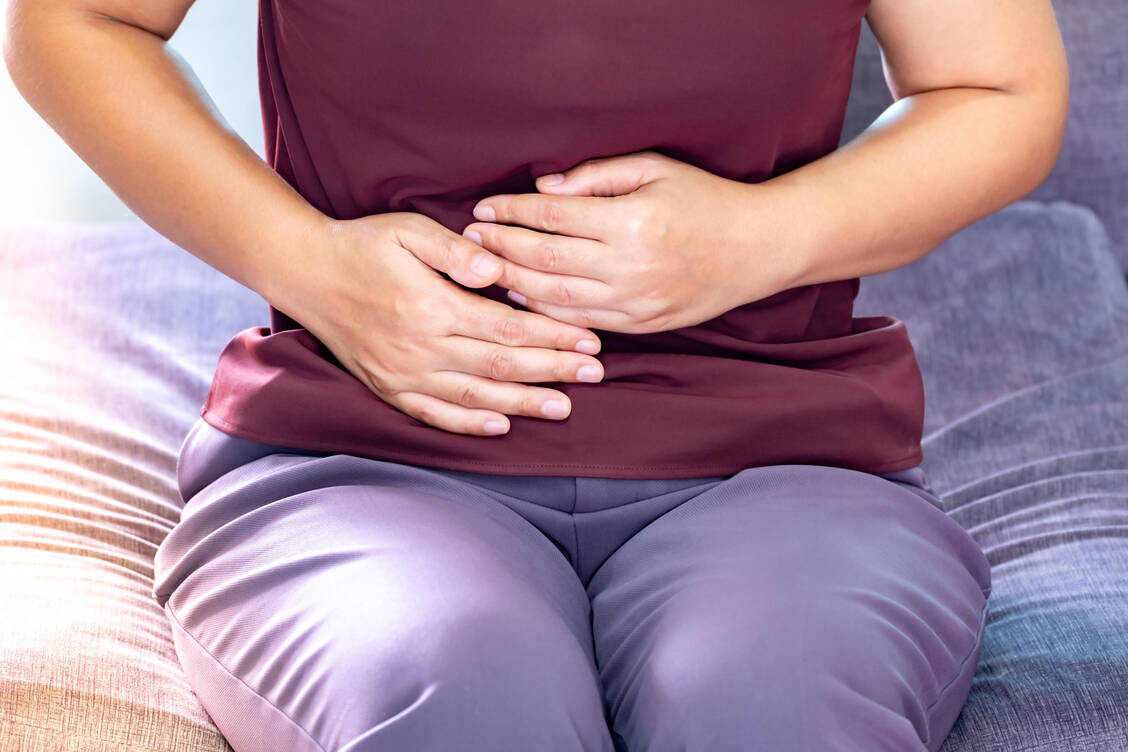 Bei der medikamentösen Abtreibung kommt es sehr häufig zu Nebenwirkungen wie Krämpfen, urogenitalen Blutungen sowie Übelkeit und Erbrechen. / © Getty Images/Prasit Supho