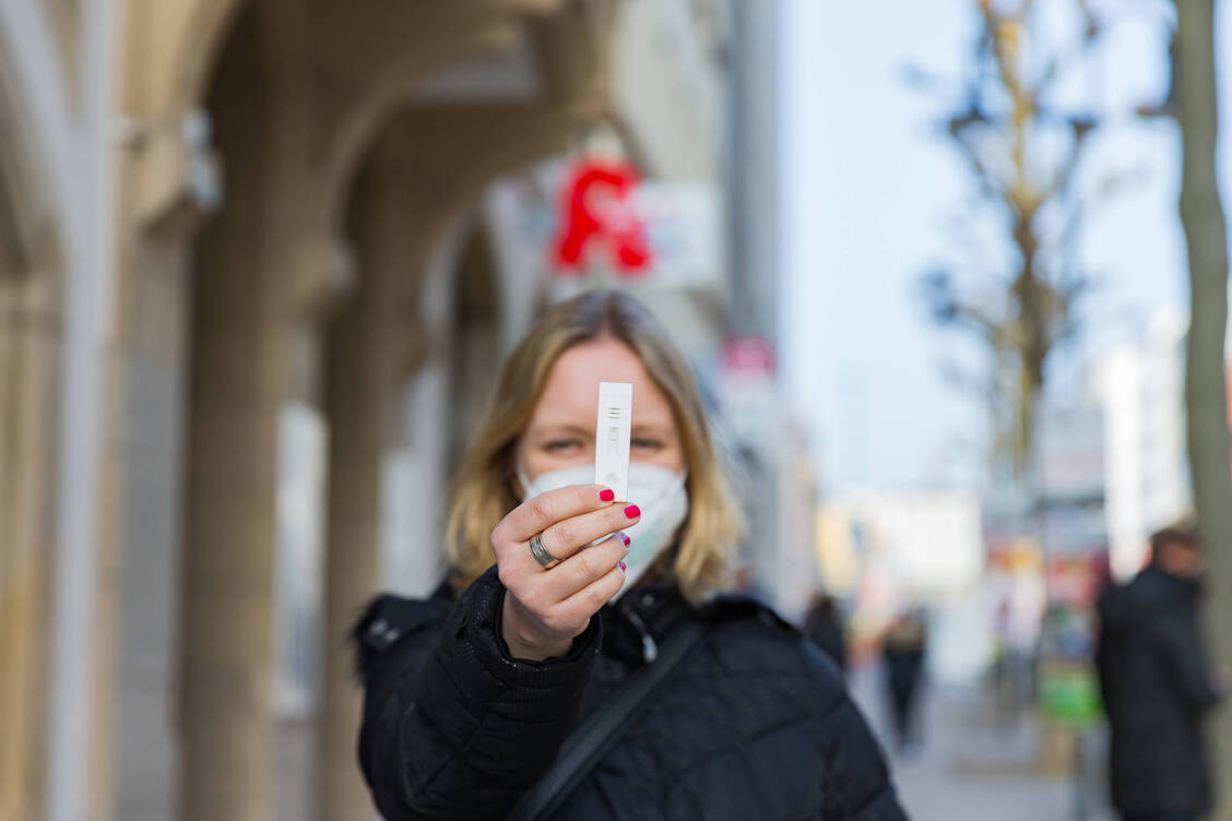 Zum Coronavirus-Test in die Apotheke? Die ABDA befürchtet, dass sich künftig weniger Apotheken an den Bürgertestungen  beteiligen. / Foto: imago images/MedienServiceMüller