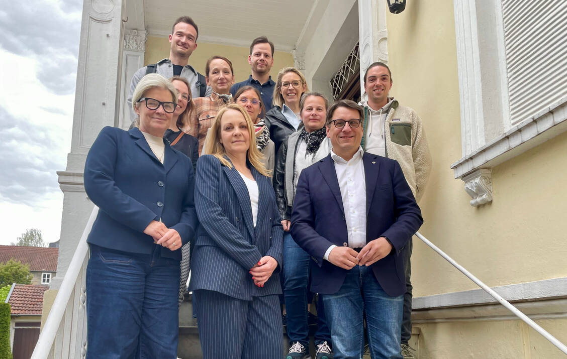 Oliver Vogt (vorn rechts), CDU-Bundestagsabgeordneter aus dem Kreis Minden-Lübbecke, vermittelte  ein Gespräch zwischen Simone Borchardt, gesundheitspolitische Sprecherin der CDU/CSU-Bundestagsfraktion, und neun Apothekern im Kreis Minden-Lübbecke. / © AVWL
