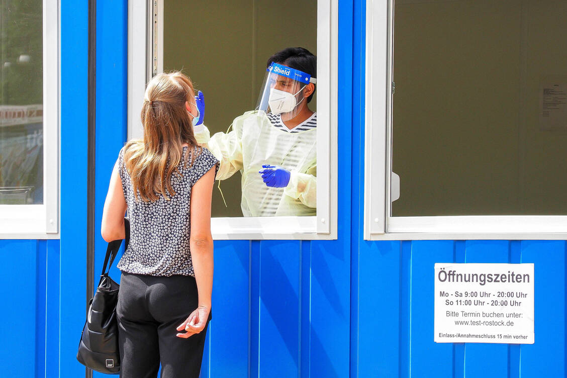 Das Testdatum ist entscheidend: Erst nach Ablauf von 28 Tagen gelten Betroffene in Deutschland offiziell als genesen.  / Foto: Imago Images/Roland Hartig