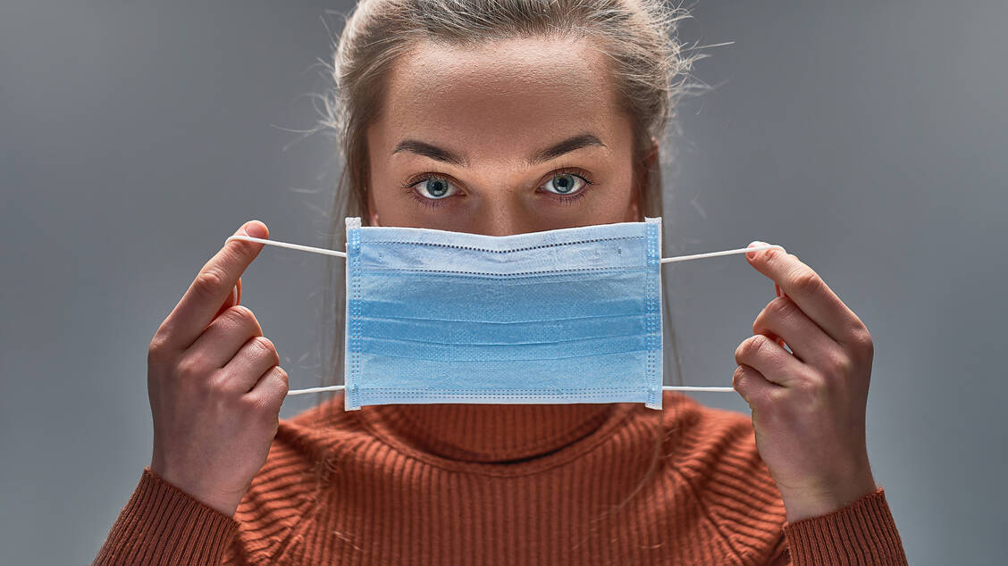 Ein Mund-Nasen-Schutz soll primär das Gegenüber vor abgegebenen infektiösen Tröpfchen durch den Tragenden schützen. / Foto: Adobe Stock/Goffkein