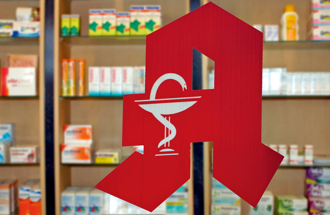 Ein gutes Apothekennetz verbessert die Gesundheit: Wie viele Arzneimittel ein Patient einnimmt, hängt laut BKK-Report auch von dessen Wohnort ab. / Foto: Fotolia/Holger Luck