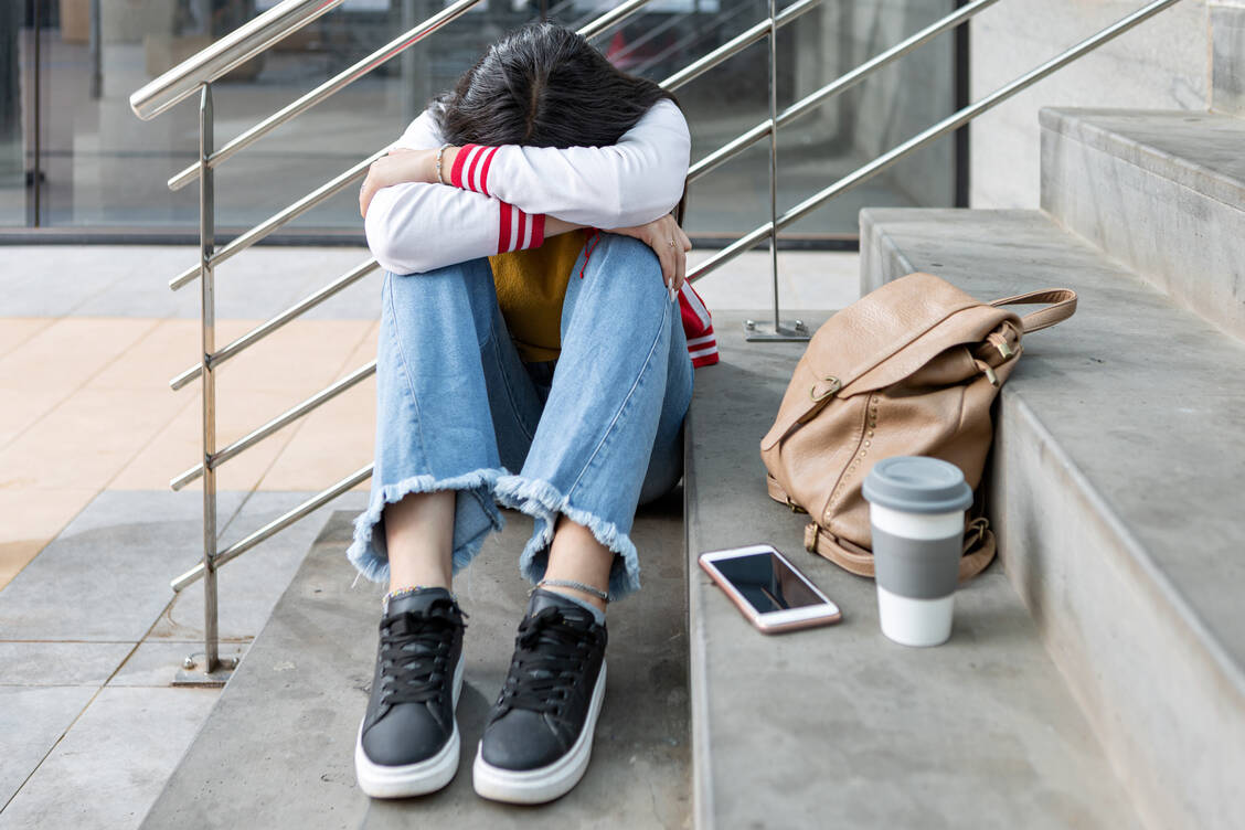 Etwa 15 Prozent der Schülerinnen und Schüler im Alter von 11 bis 15 Jahren haben schon Cybermobbing erlebt. / Foto: Getty Images/Juan Algar Carrascosa