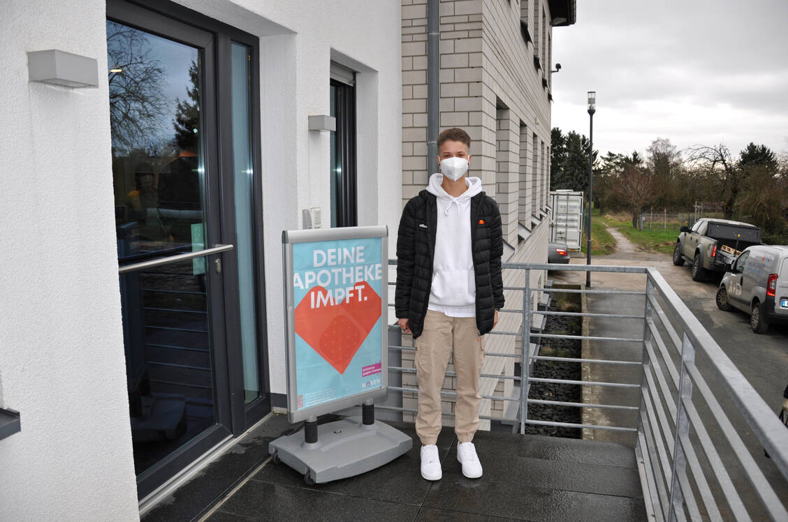 Die 18-jährige Hanna Ebert war der erste Impfling des Tages im Impfzentrum der Central Apotheke im hessischen Steinbach. / Foto: PZ/Laura Rudolph