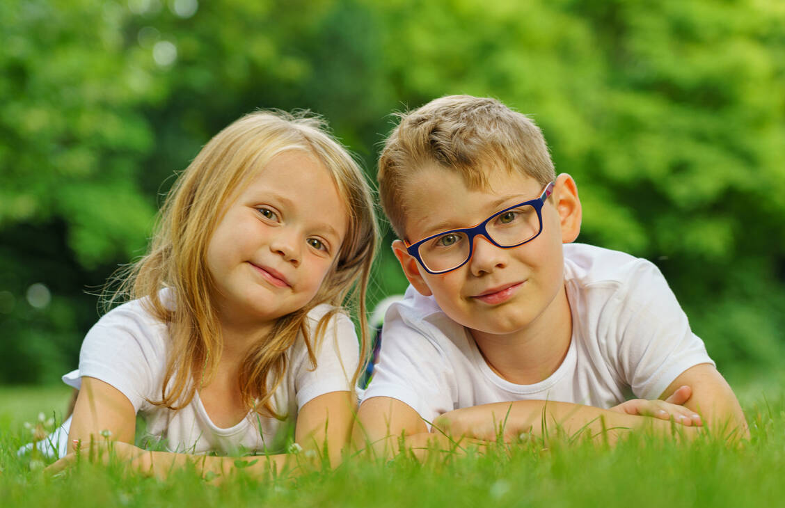 Als Erstklässler sind die meisten Kinder normal- oder leicht weitsichtig. Eine Kurzsichtigkeit entwickelt sich in der Regel erst bei älteren Schulkindern. / Foto: Adobe Stock/Igor