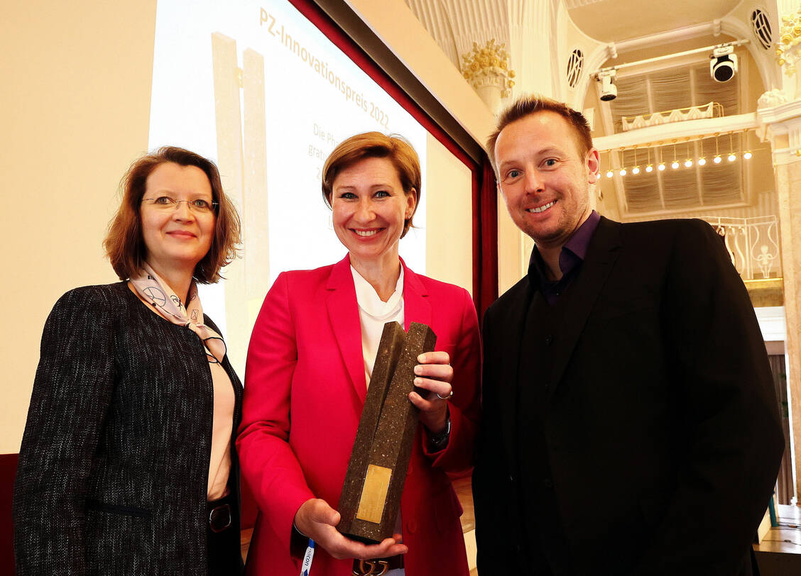 Aurelia von Kapff (Mitte) und Andrea Kammerloher-Noll von Novartis Pharma nahmen den PZ-Innovationspreis 2022  von PZ-Chefredakteur Sven Siebenand in Meran entgegen. / Foto: PZ/Müller