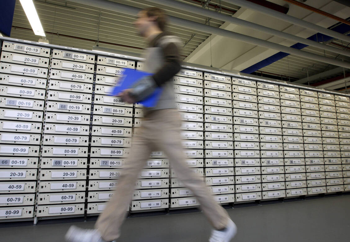 Als Reaktion auf die derzeitige Diskussion rund um die Arzneimittel-Lieferengpässe fordert der BKK Dachverband, dass die Lagerhaltung in Apotheken regelmäßig überprüft wird. / Foto: imago stock&people