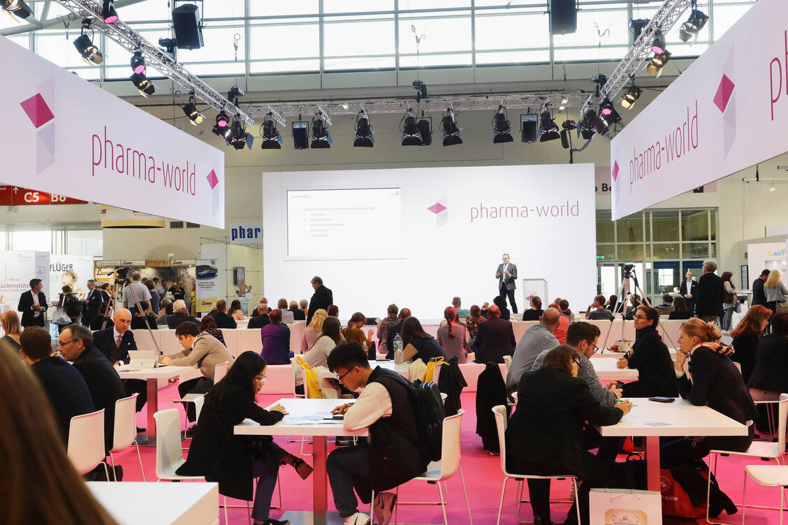 Bei den Vorträgen der Pharma-World können Interessierte Fortbildungspunkte sammeln – oder sich im Anschluss einfach nur austauschen und netzwerken. / Foto: PZ/Alois Müller