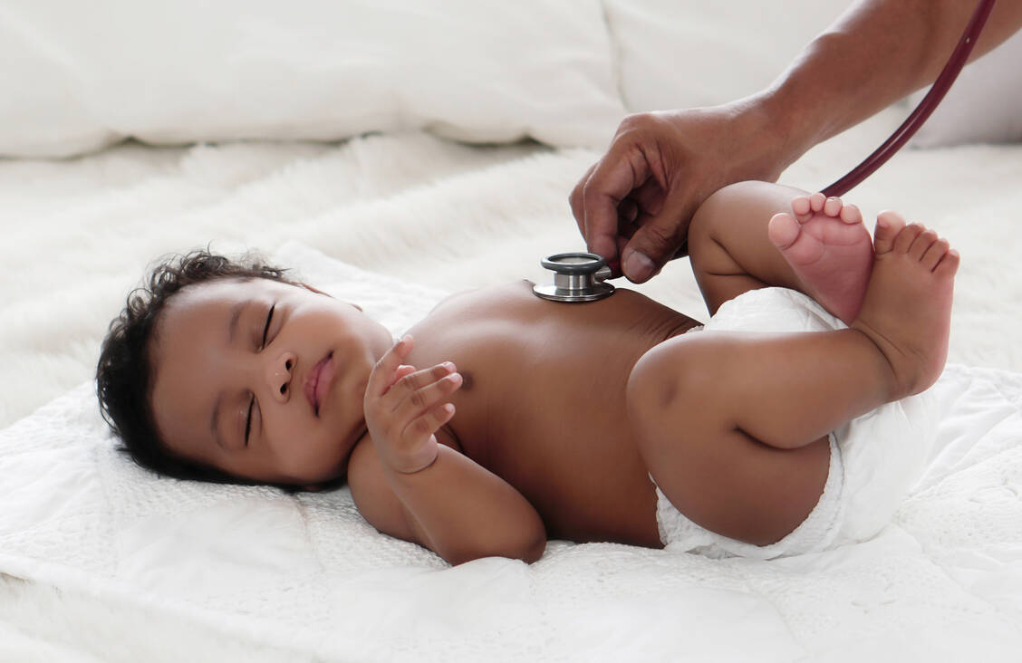 Säuglinge und Kleinkinder mit anhaltend hohem Fieber oder Fieberkrämpfen müssen vom Kinderarzt untersucht werden. / Foto: Adobe Stock/Mongkolchon