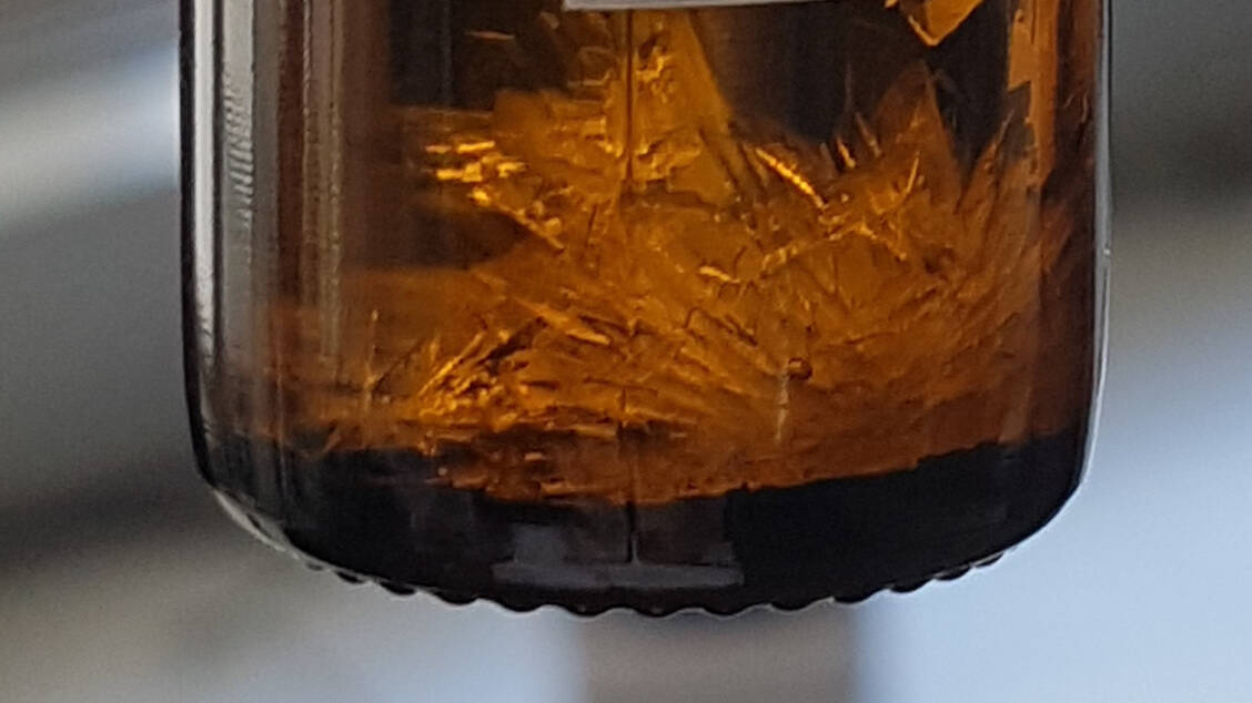In der höchsten Konzentration von 400 mg/ml kann CBD in öliger Lösung auskristallisieren, wenn sie im Kühlschrank gelagert wird. / Foto: DAC/NRF