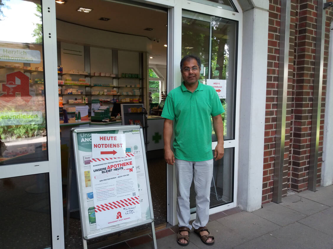 Die Alte Lokstedter Apotheke war am Protesttag zum Notdienst eingeteilt. Seine Kunden hat Inhaber Balal Looden ausschließlich an der Notdienstklappe bedient.   / Foto: PZ/Wiebke Gaaz