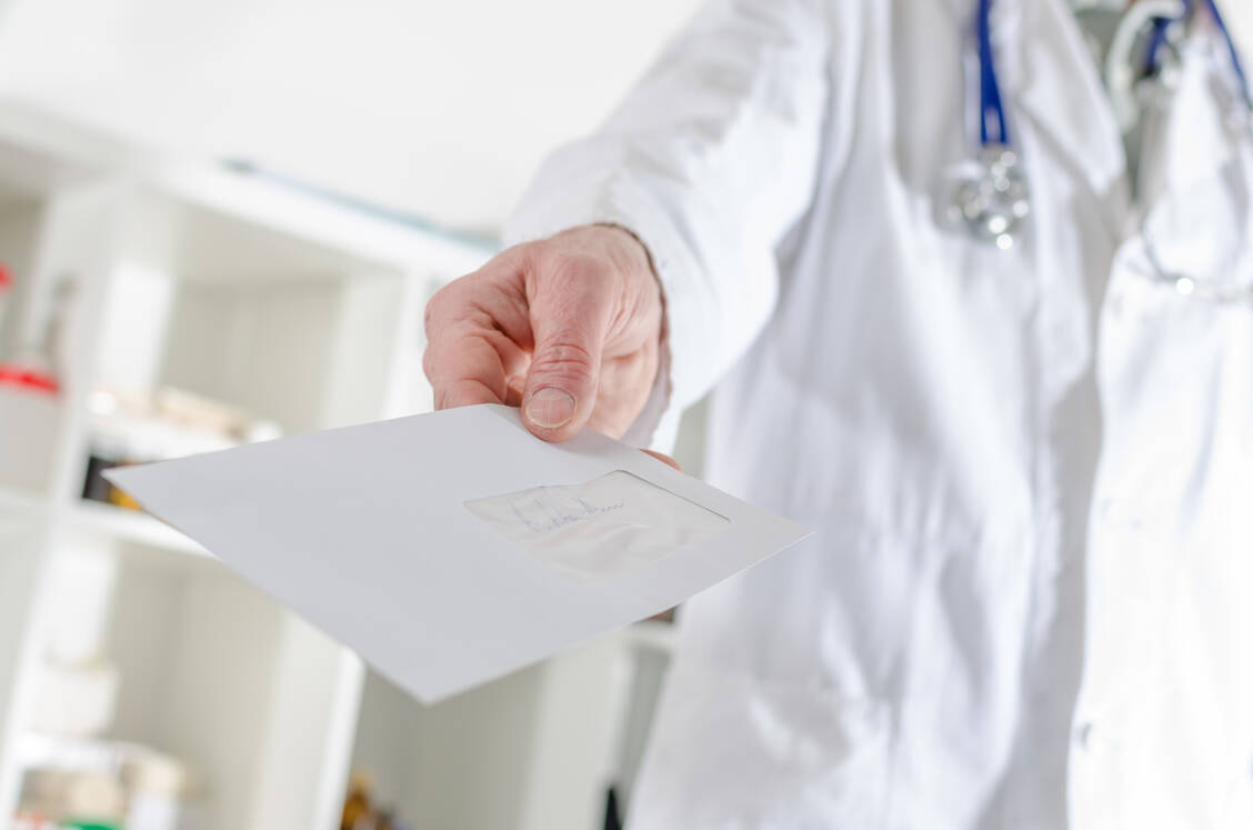 Drei Viertel der befragten Ärzte nannten Therapieempfehlungen und Anweisungen zur Medikamenteneinnahme nach der Entlassung aus dem Krankenhaus als häufige Fehlerquellen. / Foto: Adobe Stock/thodonal