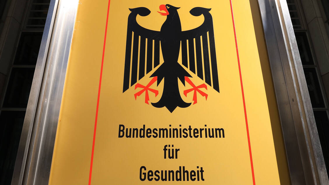 Das BMG kritisiert den Begriff »wirkstoffgleich« im Zusammenhang mit Biosimilars. / Foto: imago images/Müller-Stauffenberg