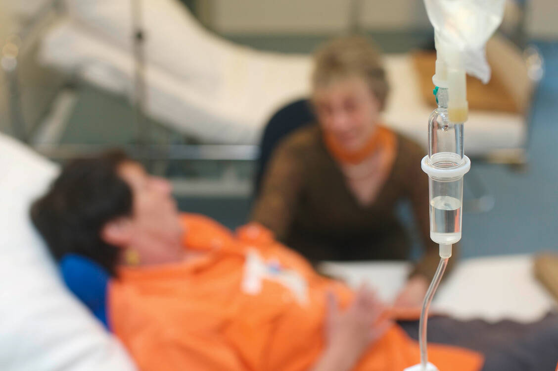 Eine akute myeloische Leukämie erfordert eine intensive Chemotherapie. Azanukleoside sind schonendere Alternativen für ältere Menschen, die für eine Polychemotherapie nicht infrage kommen. / Foto: Imago/epd